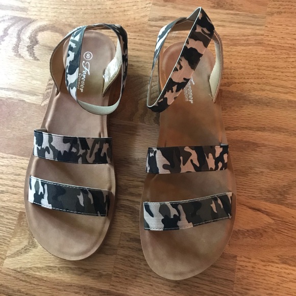 NWT Camouflage Tan & Green Stretch Sandals - Picture 9 of 14